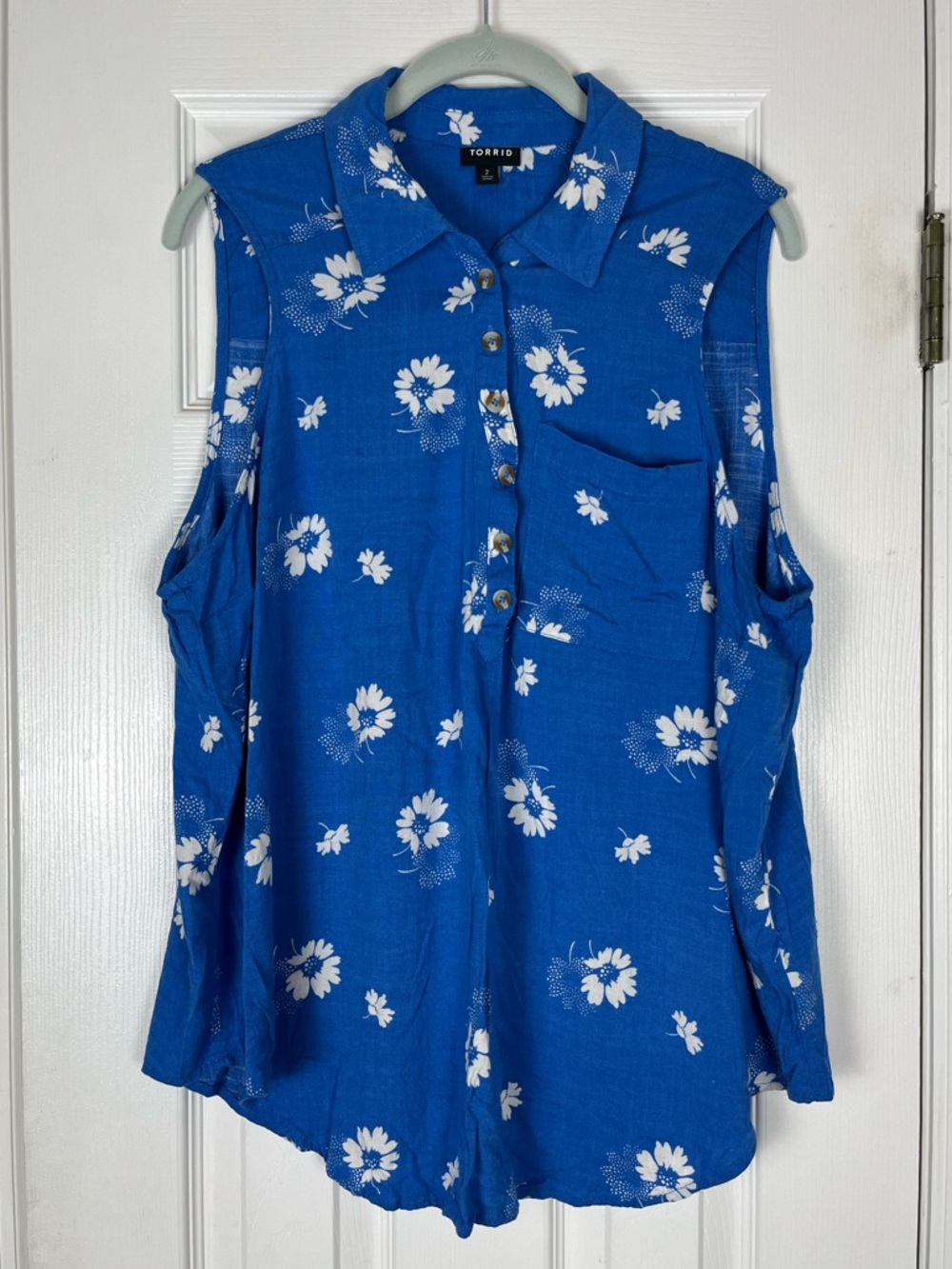 Torrid Floral Rayon Sleeveless Button Front Blouse Top Sz 2 Blue/White